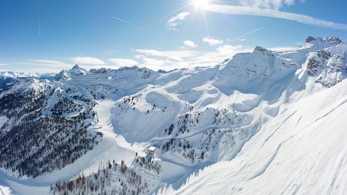 Erholungsurlaub im Chalet im Stubaital Sonniger Wintertag in schneebedeckten Bergen mit Skiwegen und blauen Himmel